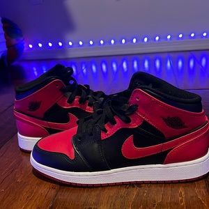 Jordan 1 mid White Black Red